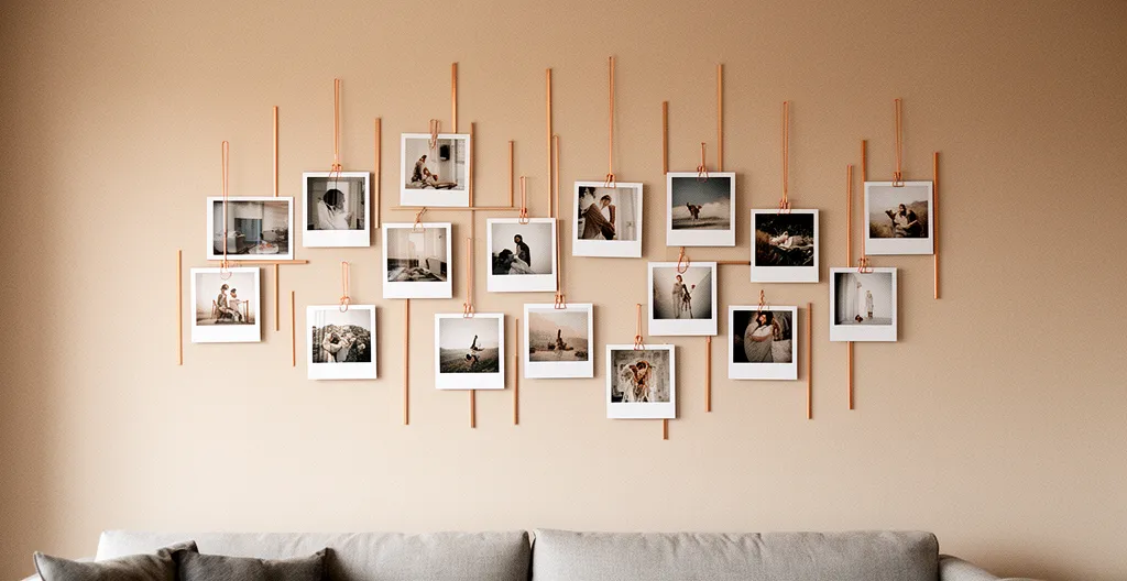 Composition murale élégante de tirages polaroid dans un intérieur contemporain aux tons neutres