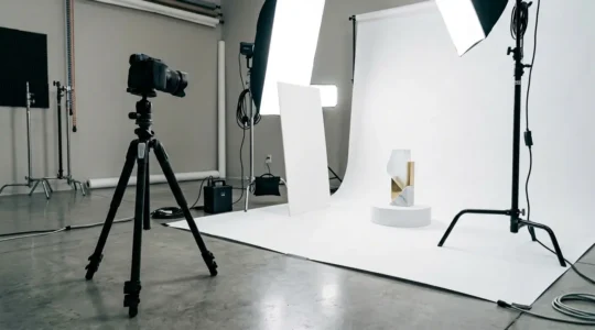 Studio photographique professionnel avec équipement de packshot pour e-commerce