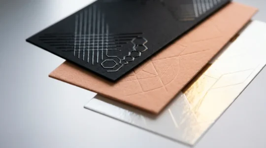 Comparaison de différentes finitions de pelliculage sur cartes de visite avec effets tactiles