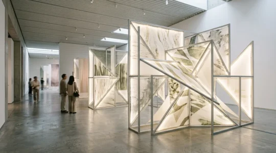 Stand de salon professionnel avec textiles sublimés colorés et structure moderne