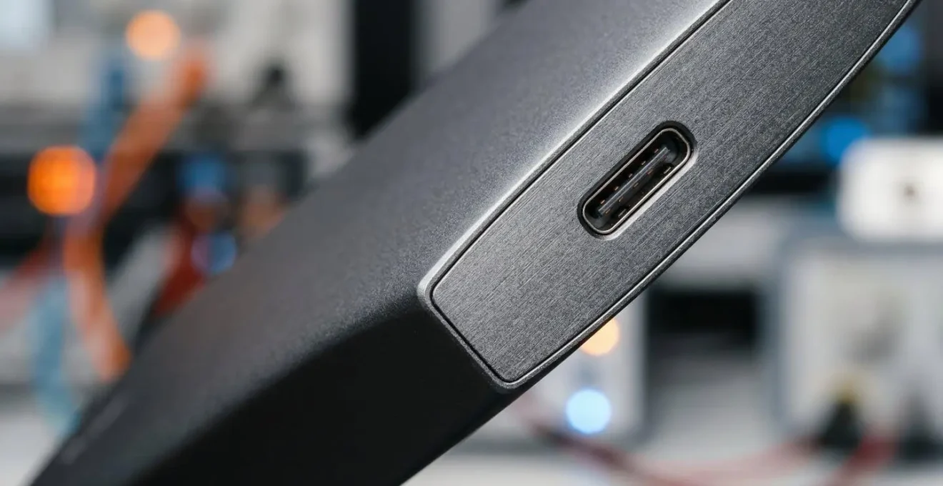 Gros plan sur une batterie externe moderne avec certifications visibles en arrière-plan flou