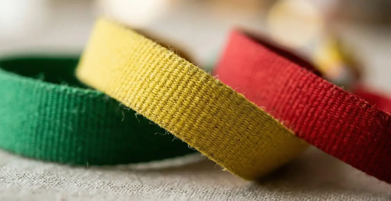 Système de bracelets colorés pour gérer le consentement photo lors d'événements professionnels