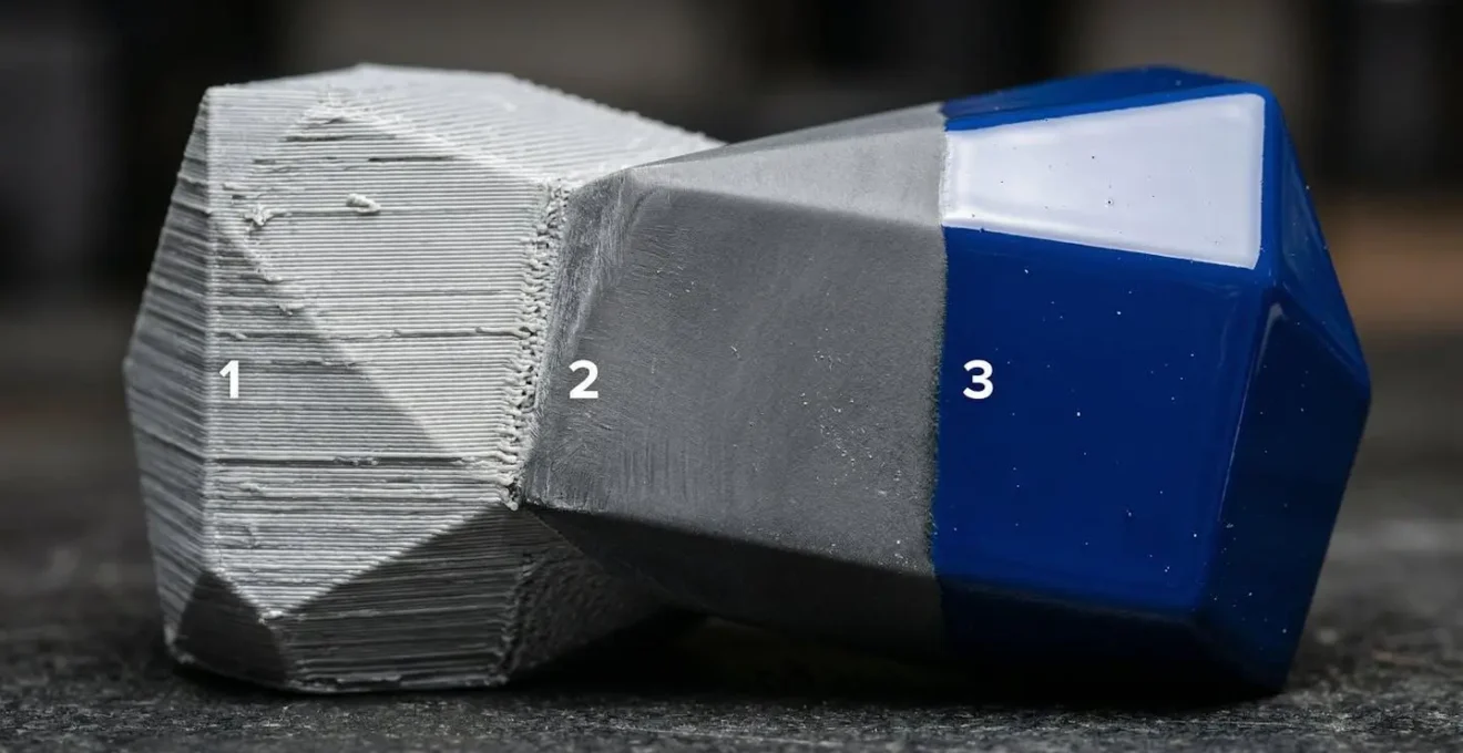 Gros plan macro sur différentes finitions de surface de pièces imprimées en 3D montrant les textures et traitements